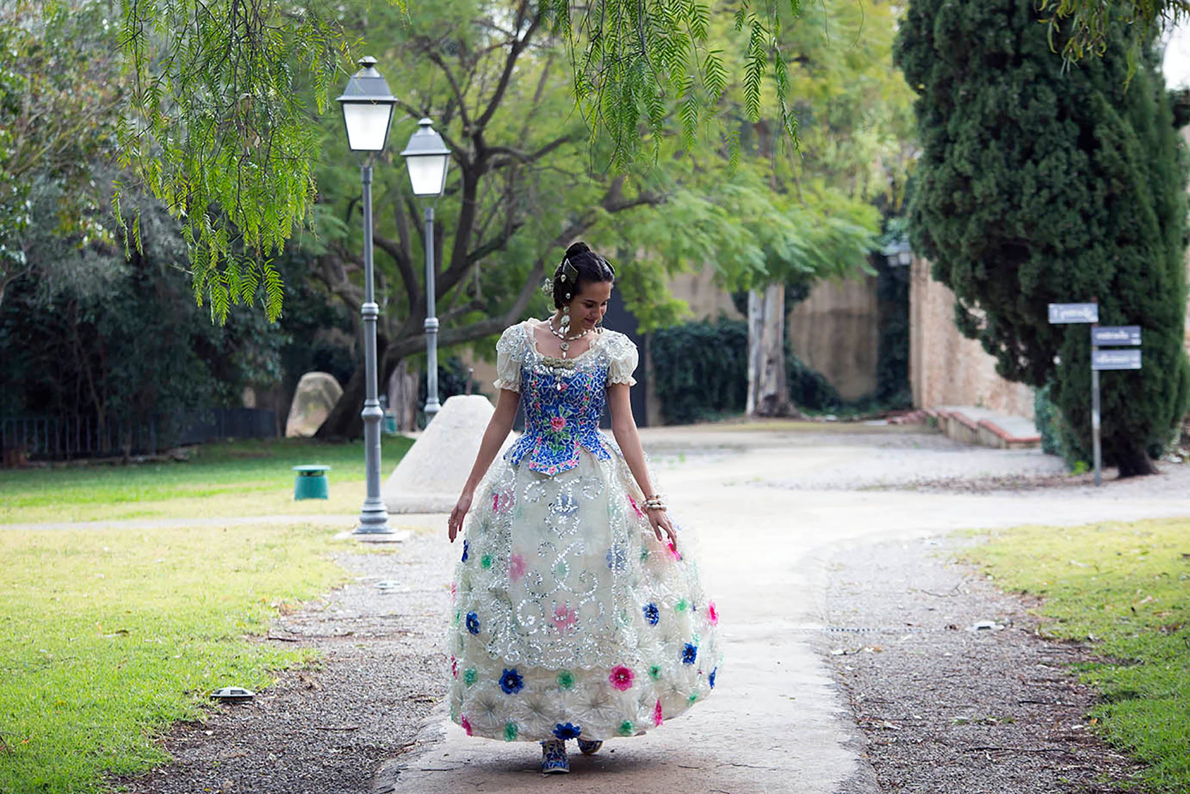 Imagen secundaria 2 - El traje de fallera hecho con vasos y botellas de plastico que ha impresionado a &#039;National Geographic&#039;