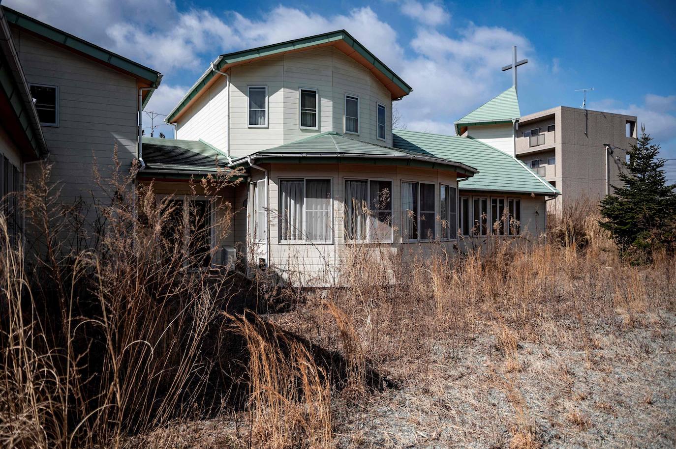 El 11 de marzo de 2011 ha quedado grabado en la historia por el desastre nuclear ocurrido en la planta nuclear Fukushima Daiichi. Ese día, el terremoto más intenso en la historia de Japón, de 9,1 puntos en la escala de Richter, ocasionó un tsunami de 15 metros en la costa de la región de Tohoku, que sumado a un fallo humano terminó en convirtiéndose en el mayor accidente nuclear en el mundo desde el de Chernóbil en 1986. La falta de suministro eléctrico provocó la fusión del núcleo en tres de los seis reactores de la planta, lo que derivó en la brutal catástrofe que diez años después sigue siendo una zona contaminada, plagada de ruinas y abandono. 