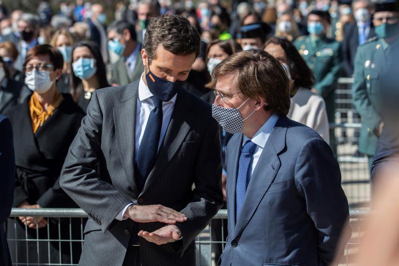 El alcalde de Madrid, José Luis Martínez-Almeida (d), conversa con el líder popular, Pablo Casado, a su llegada al tradicional homenaje a las víctimas