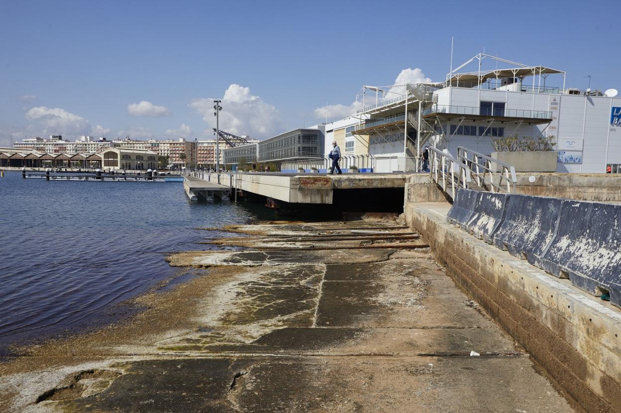 Zona del antiguo varadero pendiente de rehabilitar, con la base al fondo a la derecha. iván arlandis