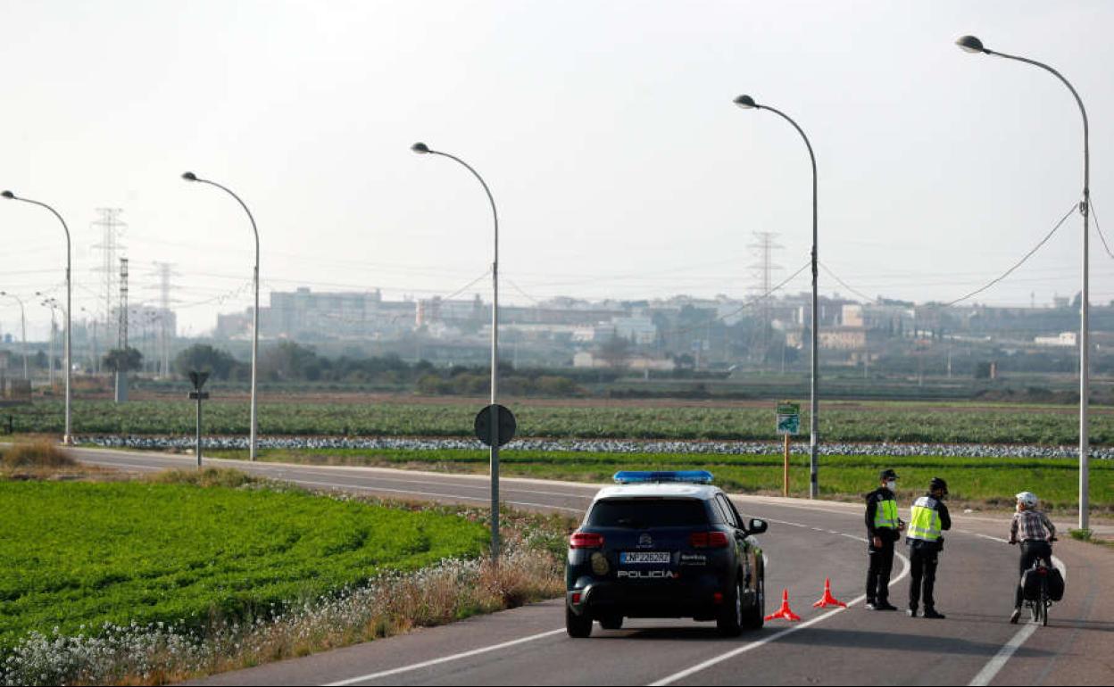 Control policial por el cierre perimetral de Valencia.