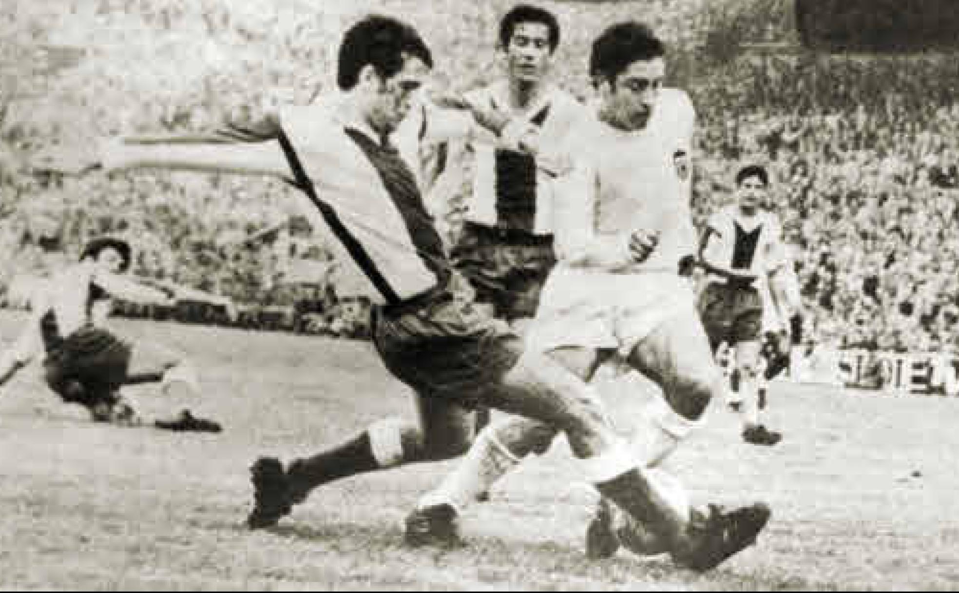 Pep Claramunt pelea por el balón durante la final de la Liga de 1971 