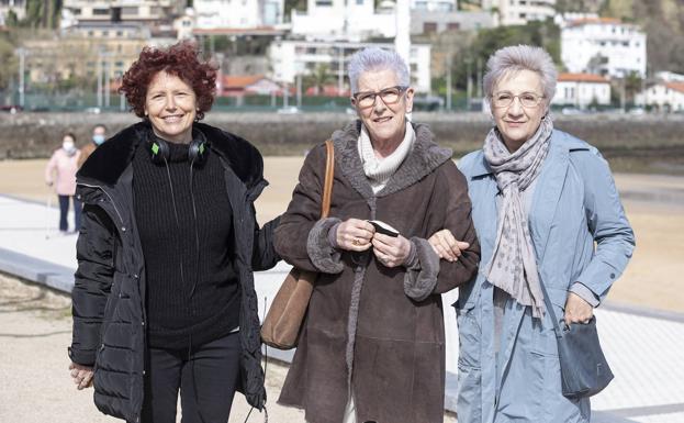 Icíar Bollaín junto a Maixabel Lasa y la actriz Blanca Portillo, que encarna a la viuda de Juan Mari Jáuregui en 'Maixabel'. 