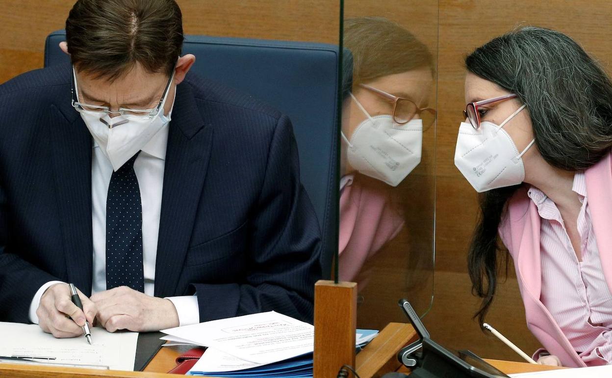 El presidente de la Generalitat Valenciana, Ximo Puig y la vicepresidenta, Mónica Oltra, durante la sesión de control en Les Corts Valencianes.