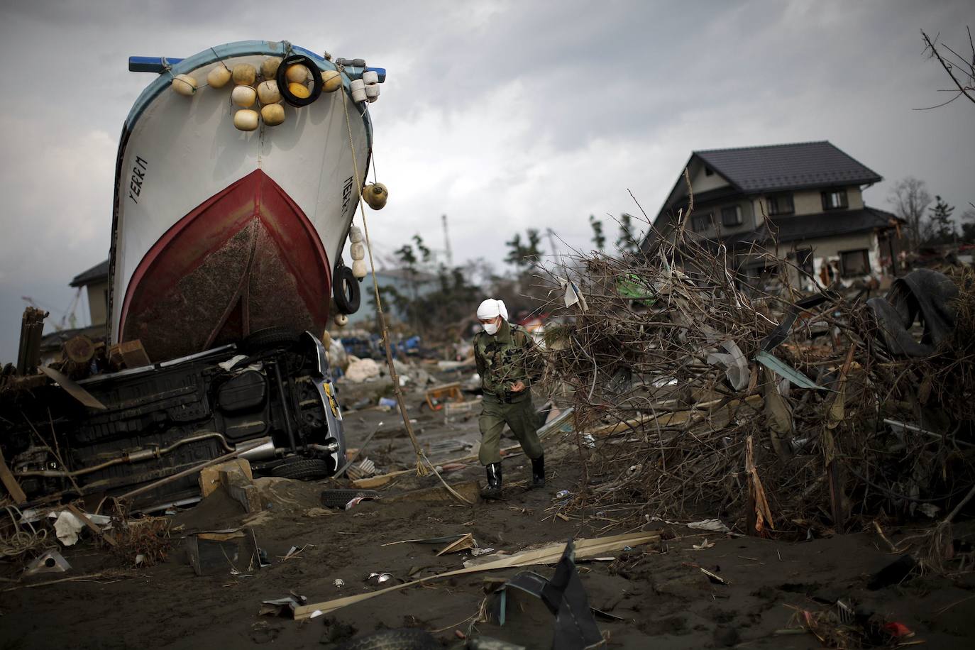 El 11 de marzo de 2011, un terremoto de magnitud 9 desató un tsunami que arrasó la costa nororiental de Japón, dejando más de 22.000 muertos y desaparecidos y provocando en la central de Fukushima 1 el peor accidente nuclear desde Chernóbil. Con olas de hasta 40 metros, el tsunami arrastró todo lo que encontró a su paso en cientos de kilómetros.