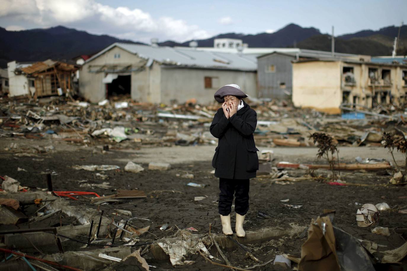 El 11 de marzo de 2011, un terremoto de magnitud 9 desató un tsunami que arrasó la costa nororiental de Japón, dejando más de 22.000 muertos y desaparecidos y provocando en la central de Fukushima 1 el peor accidente nuclear desde Chernóbil. Con olas de hasta 40 metros, el tsunami arrastró todo lo que encontró a su paso en cientos de kilómetros.