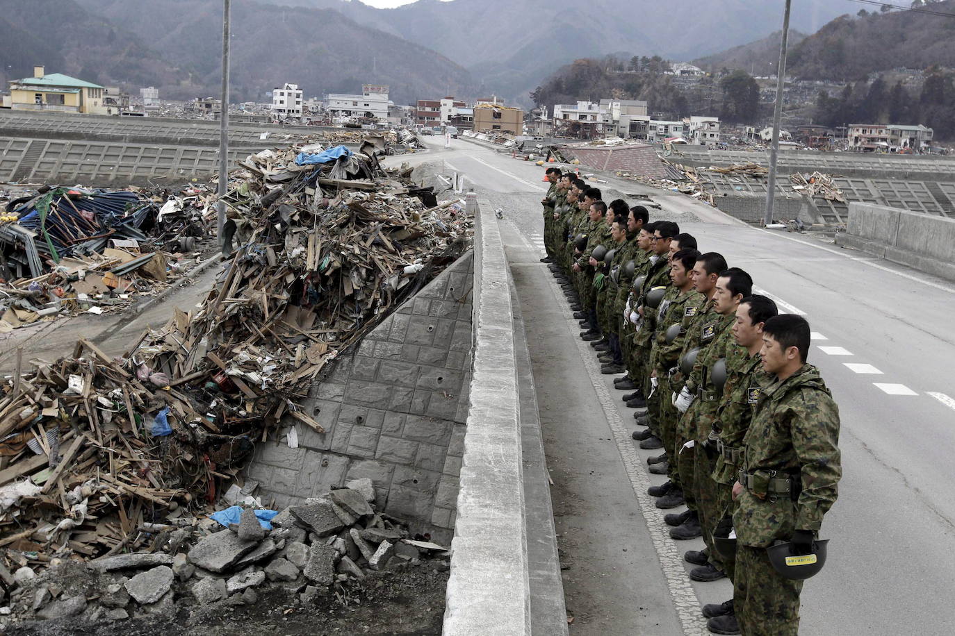 El 11 de marzo de 2011, un terremoto de magnitud 9 desató un tsunami que arrasó la costa nororiental de Japón, dejando más de 22.000 muertos y desaparecidos y provocando en la central de Fukushima 1 el peor accidente nuclear desde Chernóbil. Con olas de hasta 40 metros, el tsunami arrastró todo lo que encontró a su paso en cientos de kilómetros.