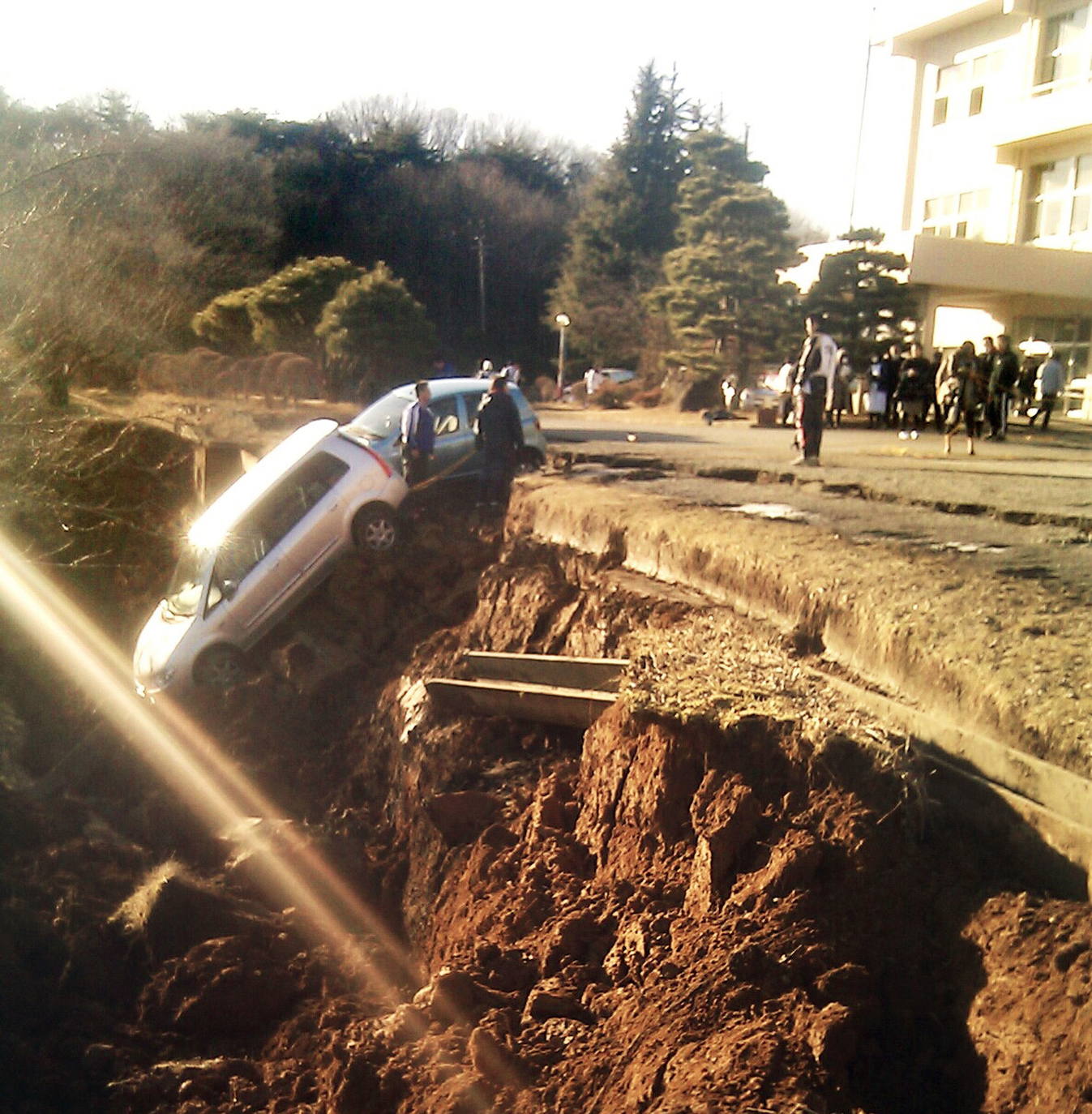 El 11 de marzo de 2011, un terremoto de magnitud 9 desató un tsunami que arrasó la costa nororiental de Japón, dejando más de 22.000 muertos y desaparecidos y provocando en la central de Fukushima 1 el peor accidente nuclear desde Chernóbil. Con olas de hasta 40 metros, el tsunami arrastró todo lo que encontró a su paso en cientos de kilómetros.