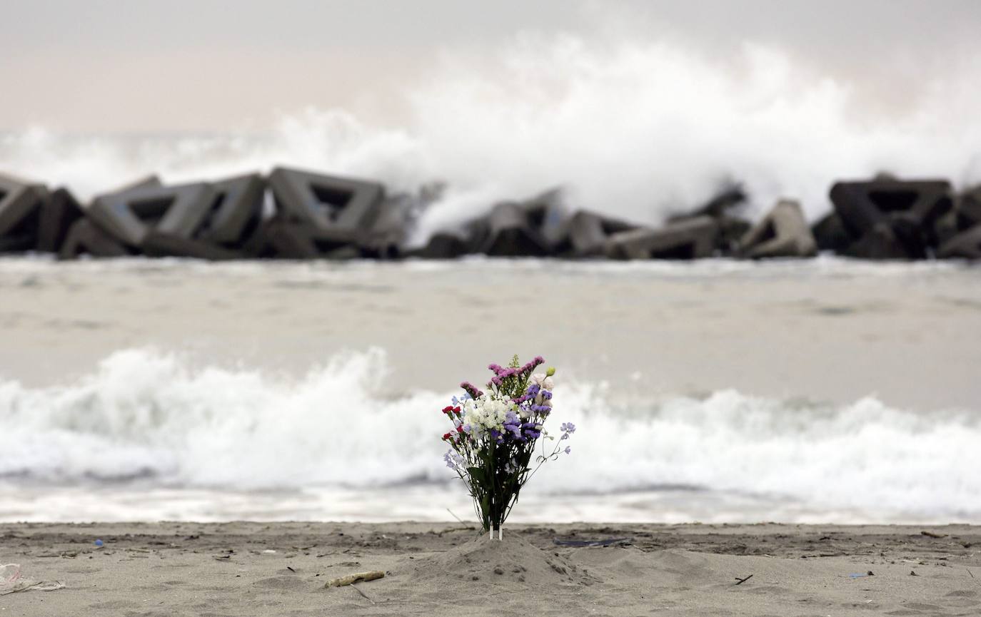 El 11 de marzo de 2011, un terremoto de magnitud 9 desató un tsunami que arrasó la costa nororiental de Japón, dejando más de 22.000 muertos y desaparecidos y provocando en la central de Fukushima 1 el peor accidente nuclear desde Chernóbil. Con olas de hasta 40 metros, el tsunami arrastró todo lo que encontró a su paso en cientos de kilómetros.