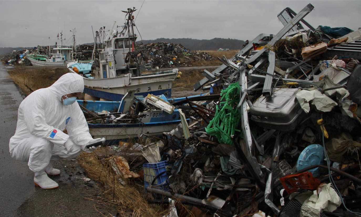 El 11 de marzo de 2011, un terremoto de magnitud 9 desató un tsunami que arrasó la costa nororiental de Japón, dejando más de 22.000 muertos y desaparecidos y provocando en la central de Fukushima 1 el peor accidente nuclear desde Chernóbil. Con olas de hasta 40 metros, el tsunami arrastró todo lo que encontró a su paso en cientos de kilómetros.