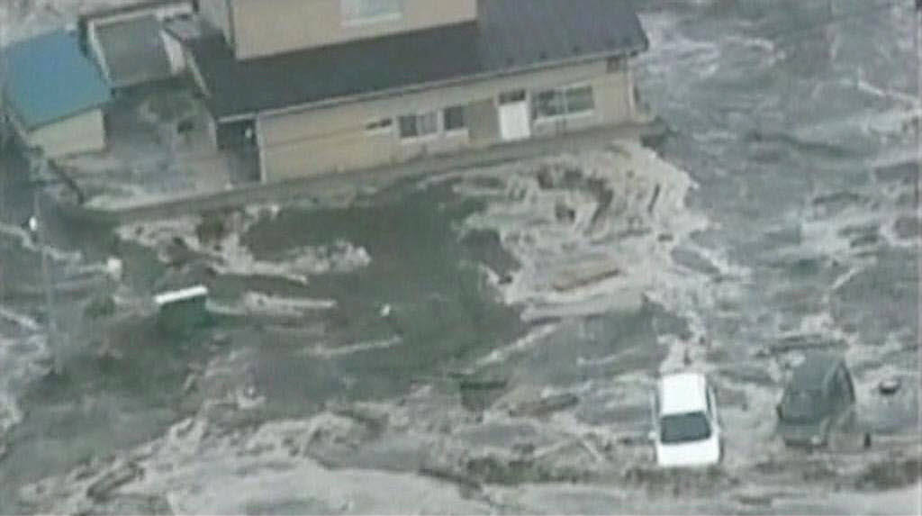 El 11 de marzo de 2011, un terremoto de magnitud 9 desató un tsunami que arrasó la costa nororiental de Japón, dejando más de 22.000 muertos y desaparecidos y provocando en la central de Fukushima 1 el peor accidente nuclear desde Chernóbil. Con olas de hasta 40 metros, el tsunami arrastró todo lo que encontró a su paso en cientos de kilómetros.