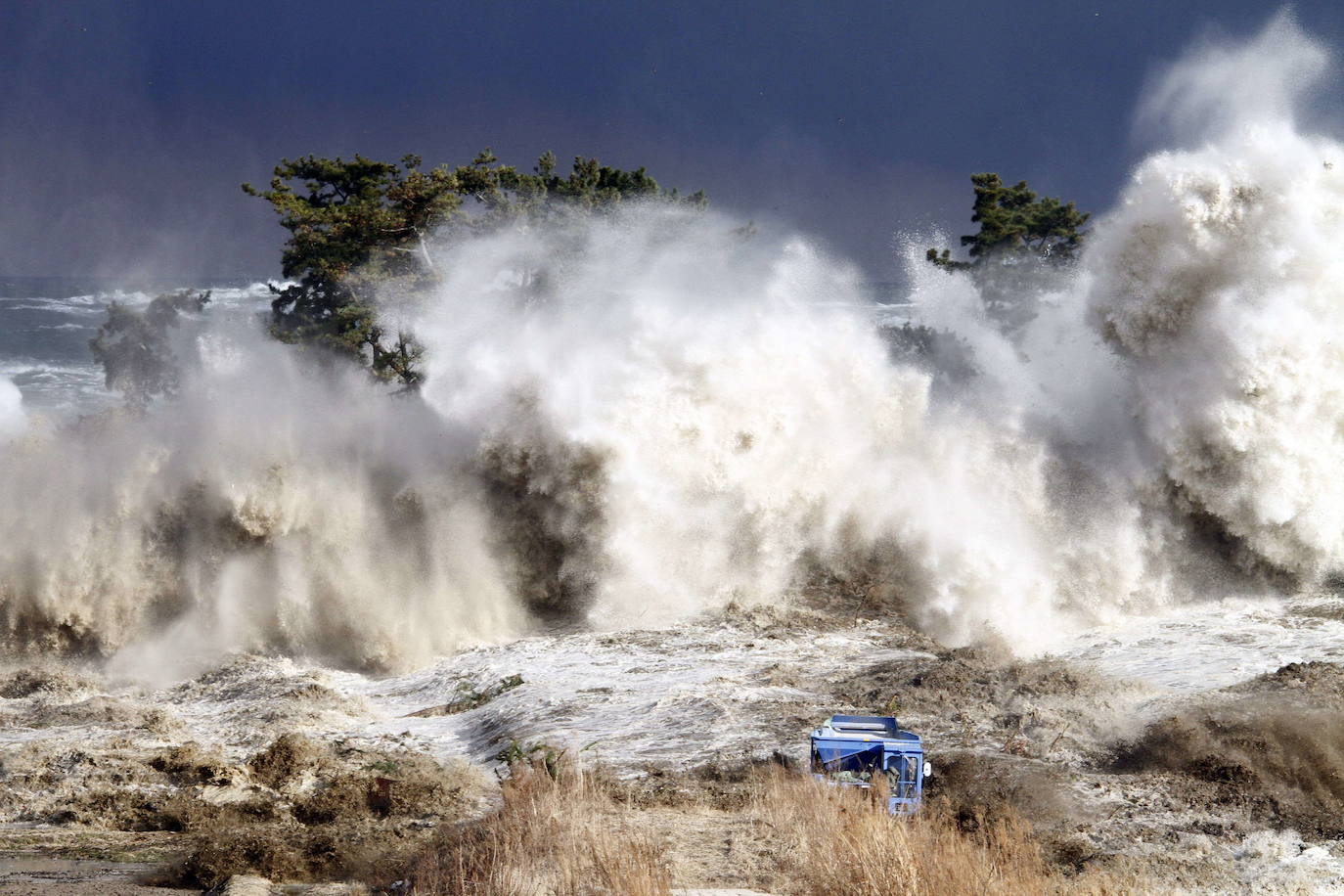 El 11 de marzo de 2011, un terremoto de magnitud 9 desató un tsunami que arrasó la costa nororiental de Japón, dejando más de 22.000 muertos y desaparecidos y provocando en la central de Fukushima 1 el peor accidente nuclear desde Chernóbil. Con olas de hasta 40 metros, el tsunami arrastró todo lo que encontró a su paso en cientos de kilómetros.