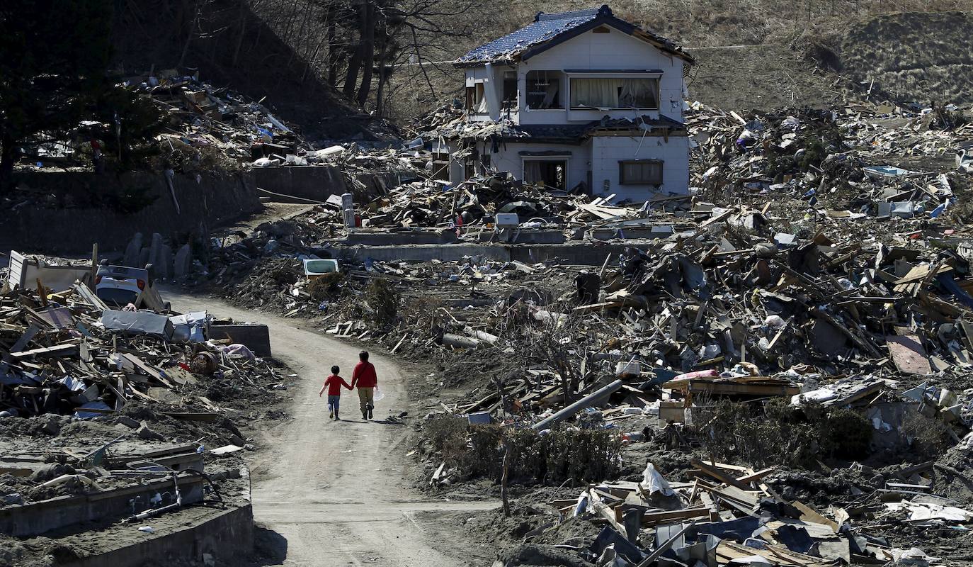 El 11 de marzo de 2011, un terremoto de magnitud 9 desató un tsunami que arrasó la costa nororiental de Japón, dejando más de 22.000 muertos y desaparecidos y provocando en la central de Fukushima 1 el peor accidente nuclear desde Chernóbil. Con olas de hasta 40 metros, el tsunami arrastró todo lo que encontró a su paso en cientos de kilómetros.