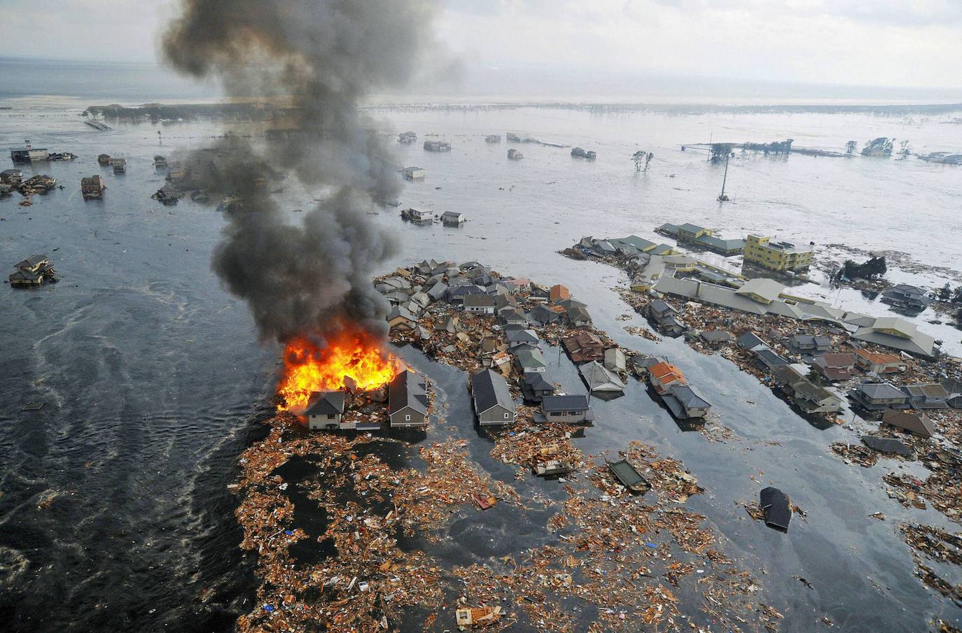 El 11 de marzo de 2011, un terremoto de magnitud 9 desató un tsunami que arrasó la costa nororiental de Japón, dejando más de 22.000 muertos y desaparecidos y provocando en la central de Fukushima 1 el peor accidente nuclear desde Chernóbil. Con olas de hasta 40 metros, el tsunami arrastró todo lo que encontró a su paso en cientos de kilómetros.