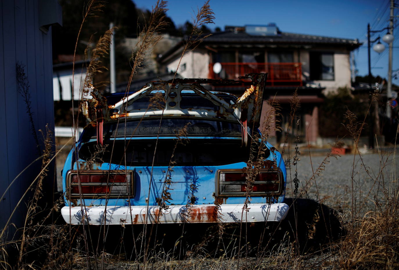 El 11 de marzo de 2011 ha quedado grabado en la historia por el desastre nuclear ocurrido en la planta nuclear Fukushima Daiichi. Ese día, el terremoto más intenso en la historia de Japón, de 9,1 puntos en la escala de Richter, ocasionó un tsunami de 15 metros en la costa de la región de Tohoku, que sumado a un fallo humano terminó en convirtiéndose en el mayor accidente nuclear en el mundo desde el de Chernóbil en 1986. La falta de suministro eléctrico provocó la fusión del núcleo en tres de los seis reactores de la planta, lo que derivó en la brutal catástrofe que diez años después sigue siendo una zona contaminada, plagada de ruinas y abandono. 