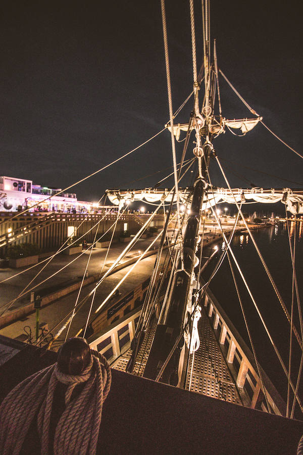 El Galeón Andalucía estará anclado en Valencia desde este sábado hasta el 28 de marzo. El histórico navío atracará en La Marina de Valencia, junto al Veles e Vents, y abrirá sus cubiertas a los visitantes que deseen conocer su historia. Se puede visitar desde las 10:00 hasta las 19:00 horas. La entrada cuesta cinco euros para los adultos y tres para los niños. Los menores de cinco años tienen acceso gratuito. 