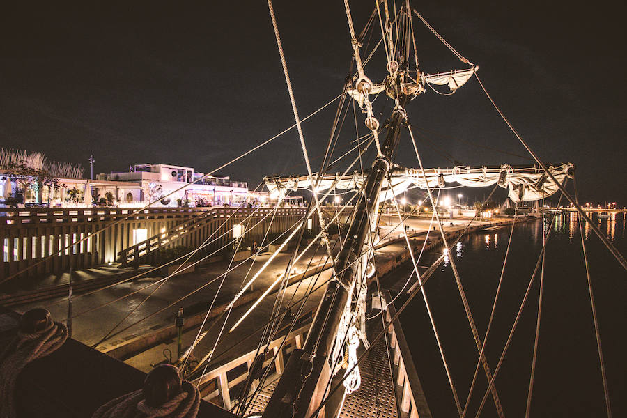 El Galeón Andalucía estará anclado en Valencia desde este sábado hasta el 28 de marzo. El histórico navío atracará en La Marina de Valencia, junto al Veles e Vents, y abrirá sus cubiertas a los visitantes que deseen conocer su historia. Se puede visitar desde las 10:00 hasta las 19:00 horas. La entrada cuesta cinco euros para los adultos y tres para los niños. Los menores de cinco años tienen acceso gratuito. 