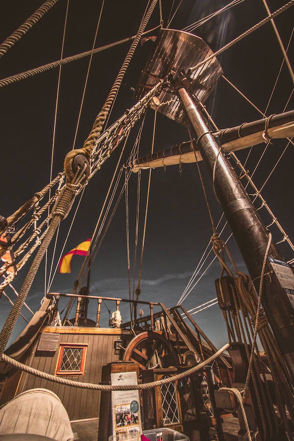 El Galeón Andalucía estará anclado en Valencia desde este sábado hasta el 28 de marzo. El histórico navío atracará en La Marina de Valencia, junto al Veles e Vents, y abrirá sus cubiertas a los visitantes que deseen conocer su historia. Se puede visitar desde las 10:00 hasta las 19:00 horas. La entrada cuesta cinco euros para los adultos y tres para los niños. Los menores de cinco años tienen acceso gratuito. 