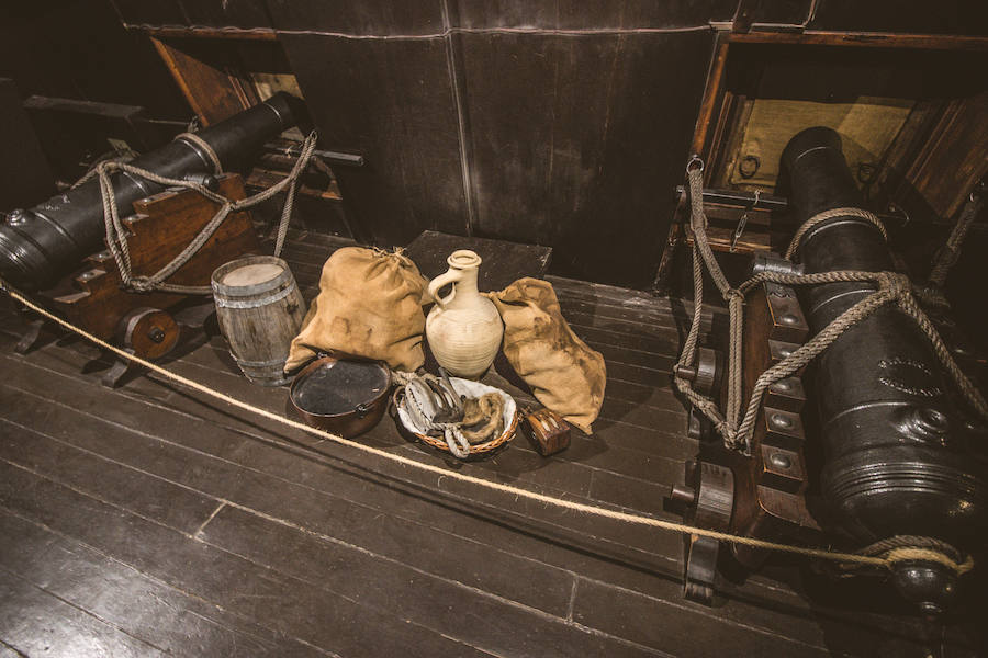 El Galeón Andalucía estará anclado en Valencia desde este sábado hasta el 28 de marzo. El histórico navío atracará en La Marina de Valencia, junto al Veles e Vents, y abrirá sus cubiertas a los visitantes que deseen conocer su historia. Se puede visitar desde las 10:00 hasta las 19:00 horas. La entrada cuesta cinco euros para los adultos y tres para los niños. Los menores de cinco años tienen acceso gratuito. 