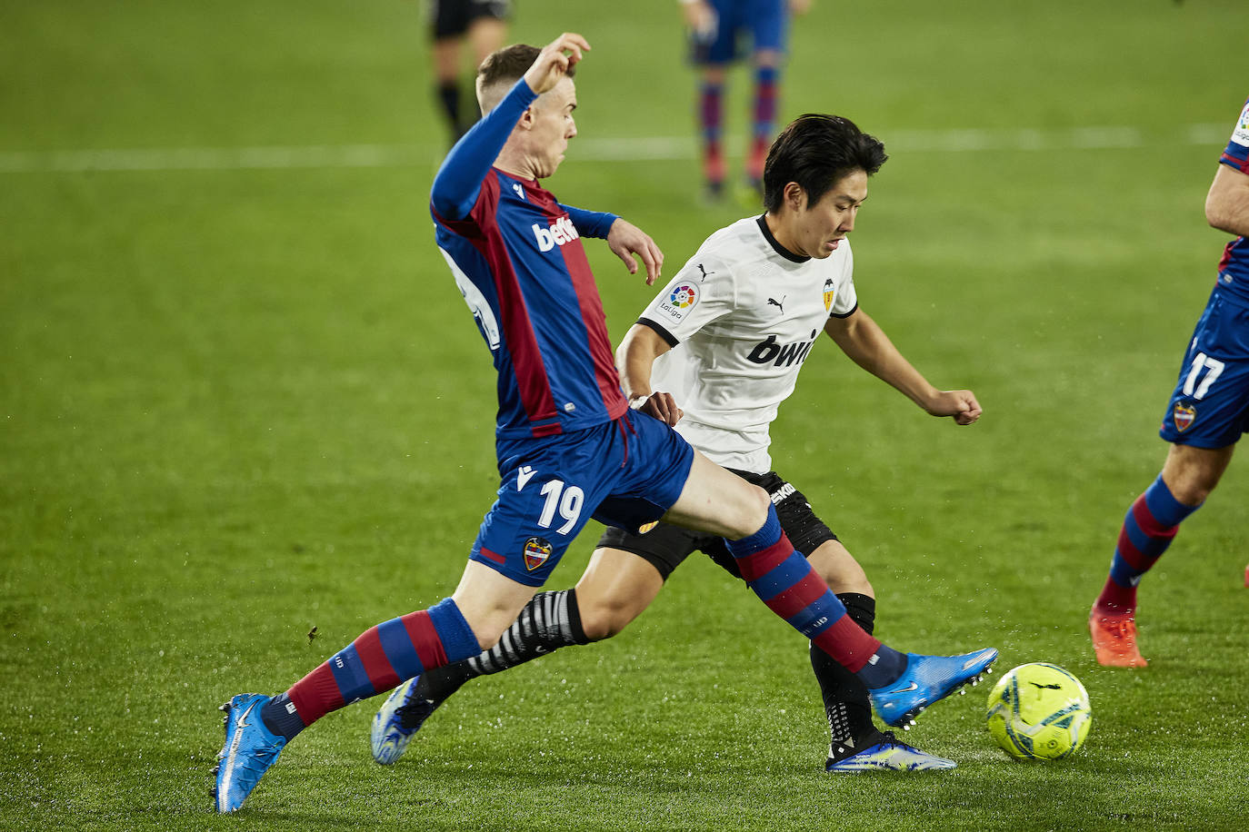 Las mejores imágenes del derbi entre el Levante UD y el Valencia CF