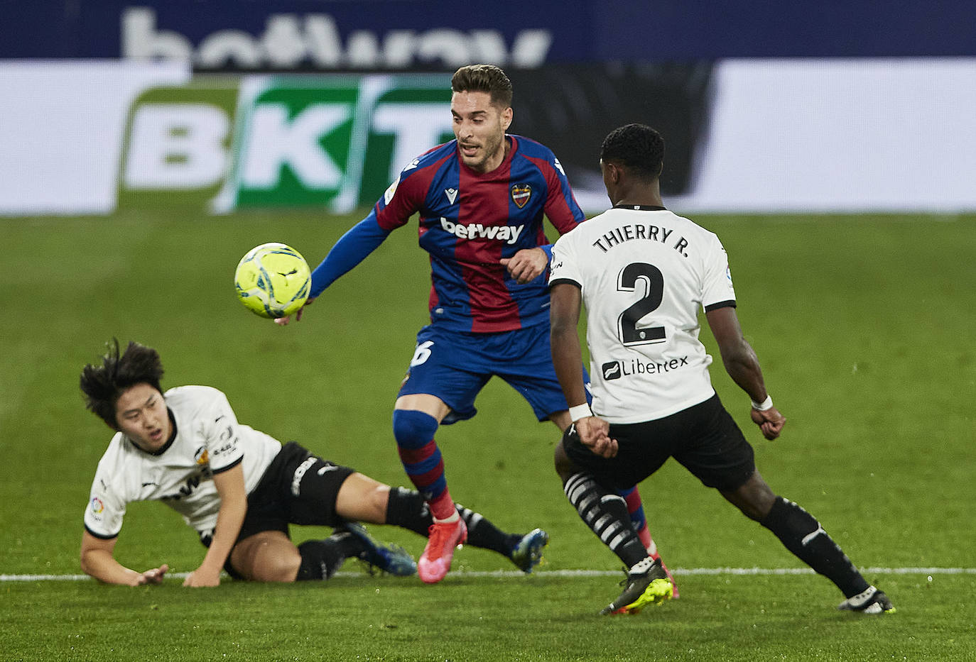 Las mejores imágenes del derbi entre el Levante UD y el Valencia CF