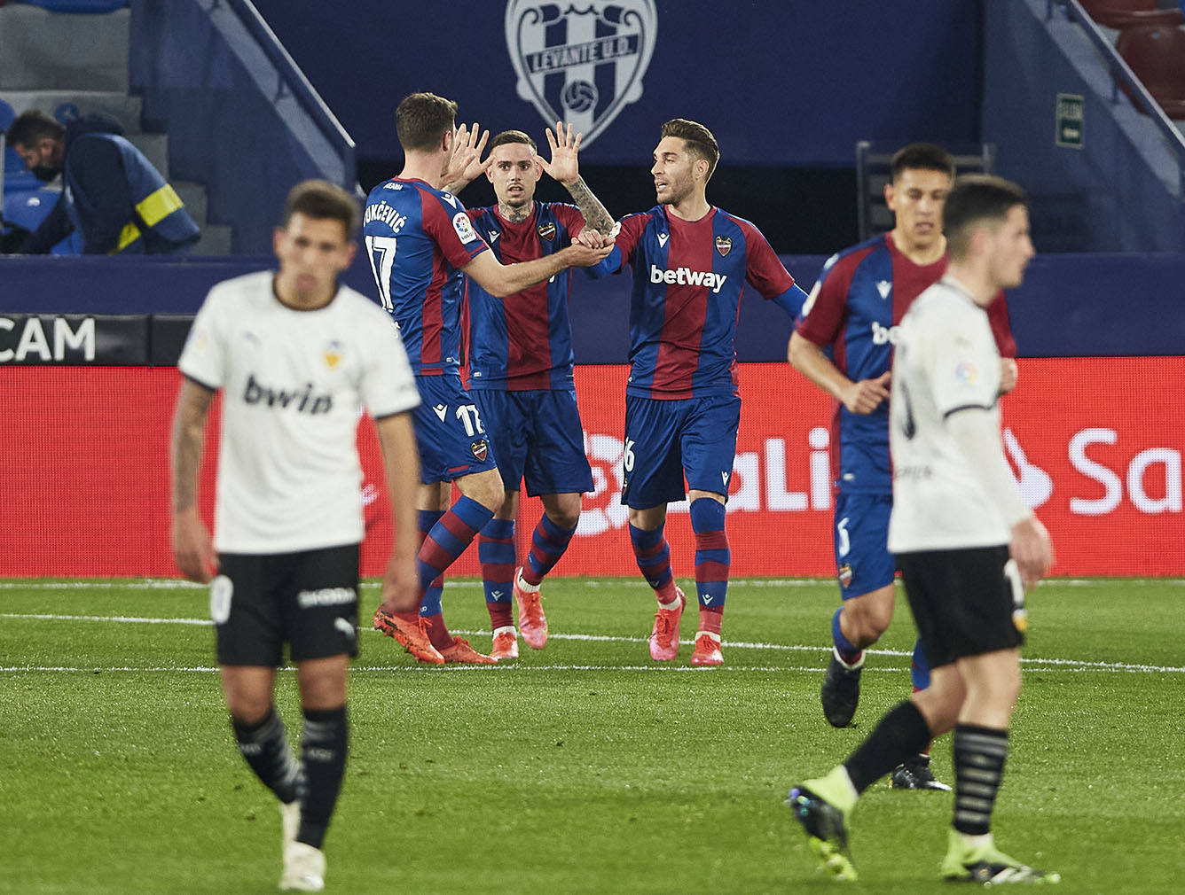 Las mejores imágenes del derbi entre el Levante UD y el Valencia CF