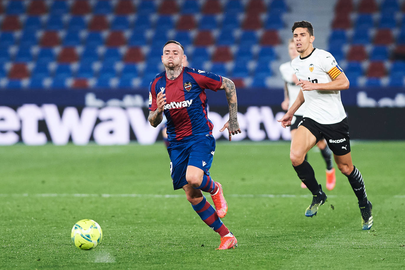 Las mejores imágenes del derbi entre el Levante UD y el Valencia CF