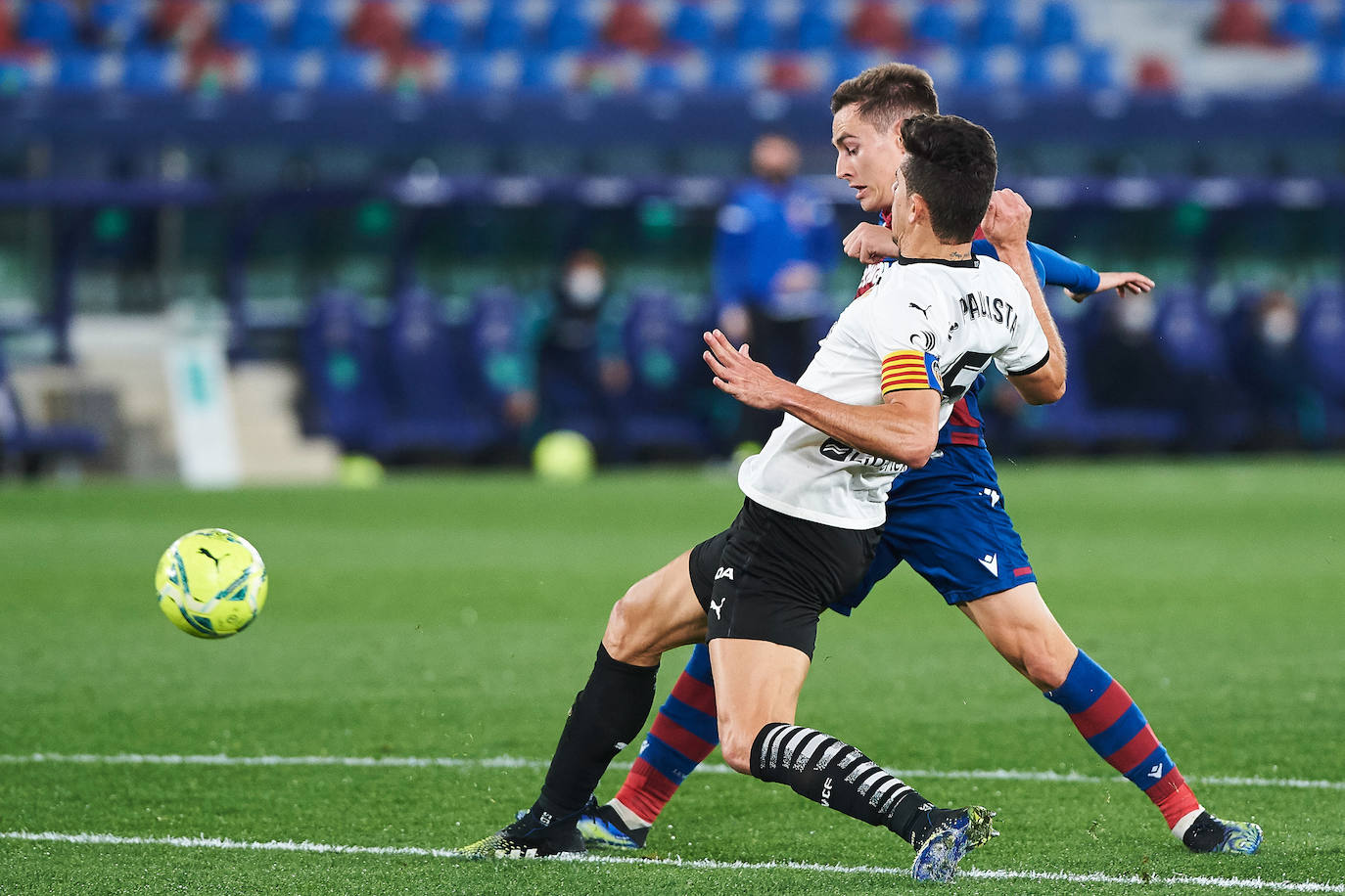 Las mejores imágenes del derbi entre el Levante UD y el Valencia CF