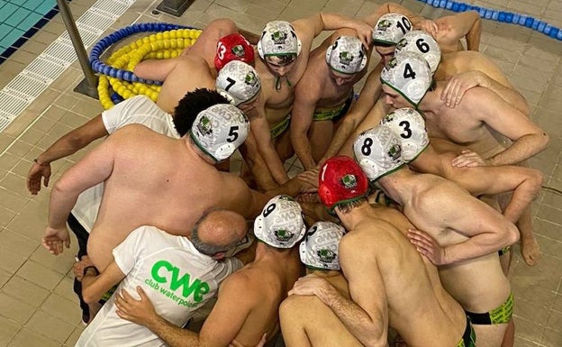 El equipo masculino, antes de saltar al agua para competir. 