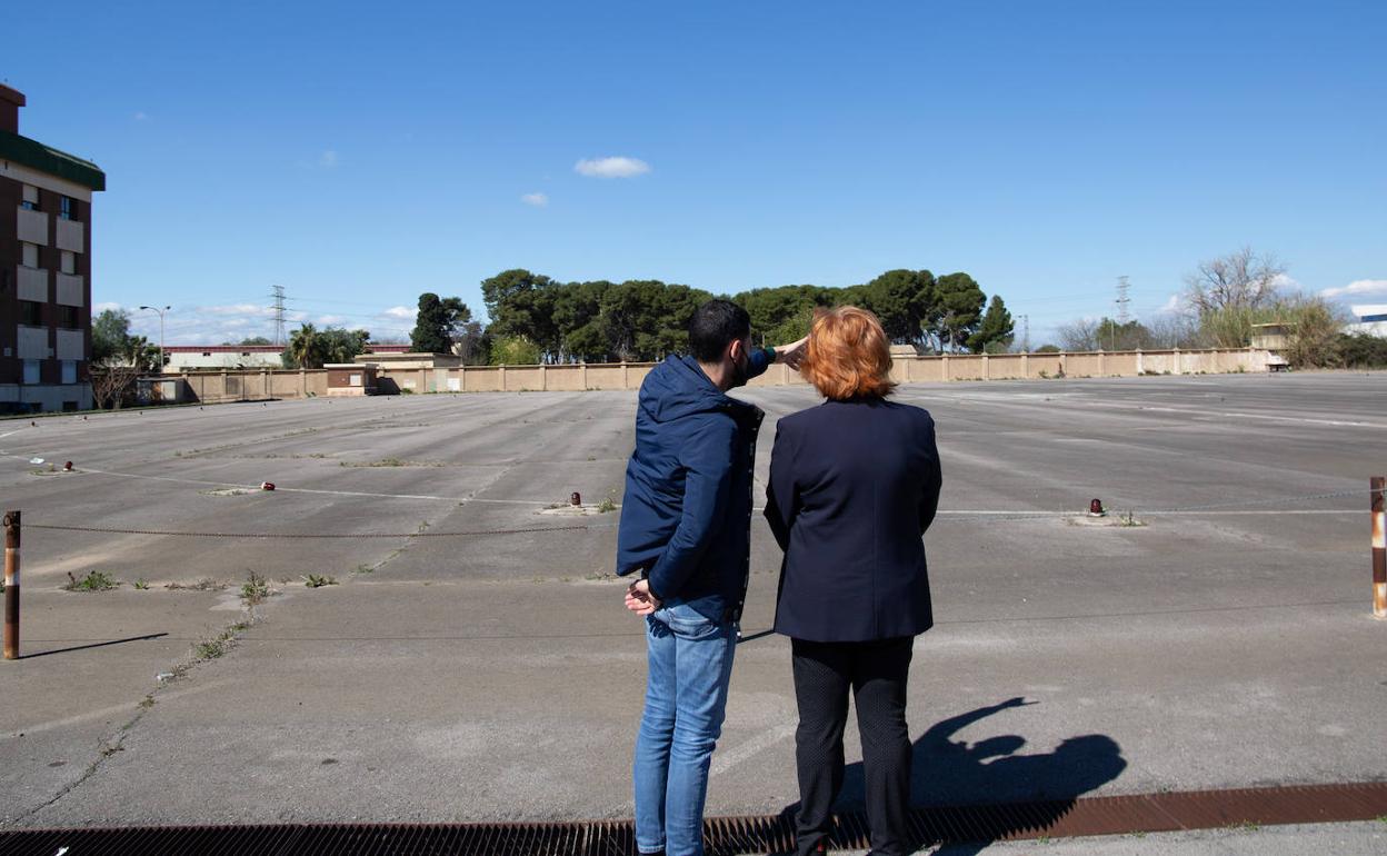 El alcalde, Carlos F. Bielsa, y la delegada del Gobierno, Gloria Calero, visitan los terrenos. 