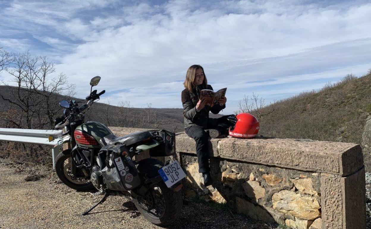 La moto, los viajes en ella, la lectura y la escritura son algunas de las pasiones de Alicia Sornosa. 