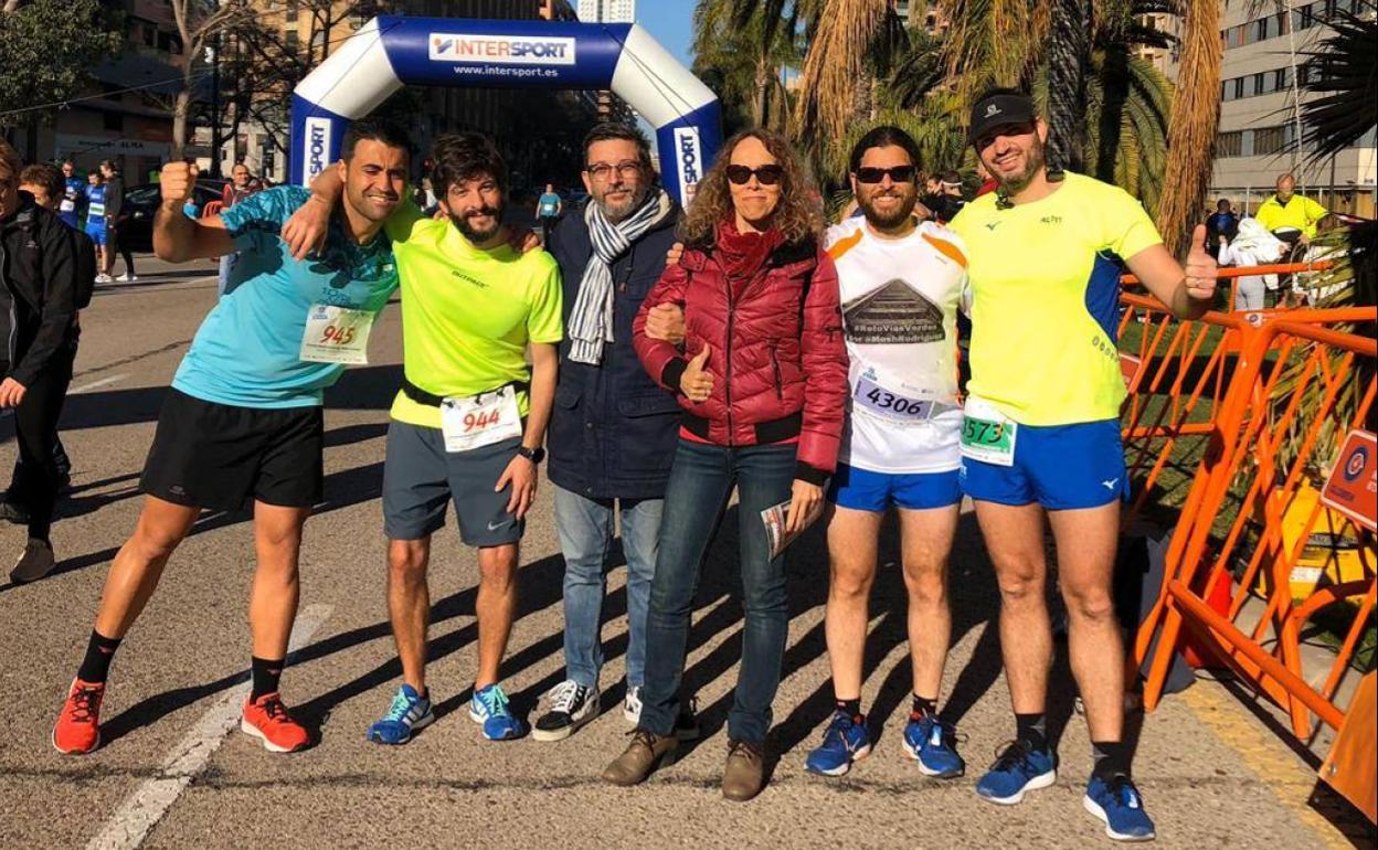 Una foto tras la carrera de Never Stop Running de 2020, la última vez hasta ahora que fuimos felices en Valencia pegándonos un madrugón dominical y poniéndonos un dorsal. 