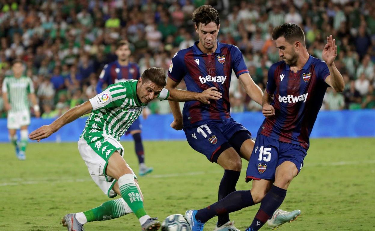 Vukcevic y Borja Mayoral, en un duelo contra el Betis