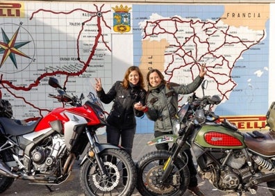 Imagen secundaria 1 - La Ducati Scrambler le acompaña en sus aventuras. Su último viaje fue antes de la pandemia, de Madrid a Senegal junto a su amiga Raquel.