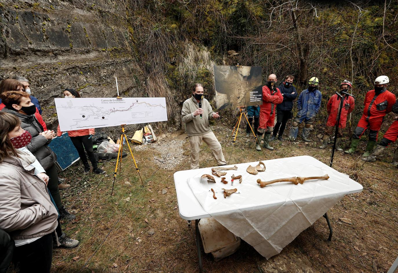 Es el descubrimiento uno de los esqueletos mejor conservados de prehistoria que tiene más de 11.700 años. Bautizado como 'el hombre de Loizu', sus restos han estado durante casi doce milenios resguardados en una cueva cerca de la localidad navarra de Erro, donde este viernes ha sido presentado como «un hallazgo excepcional». Los detalles han sido explicados in situ, en la entrada de la angosta cueva del concejo de Aintzioa-Loizu, por los expertos del equipo interdisciplinar que trabajan en la investigación en un acto al que ha acudido también la presidenta del Gobierno de Navarra, María Chivite.