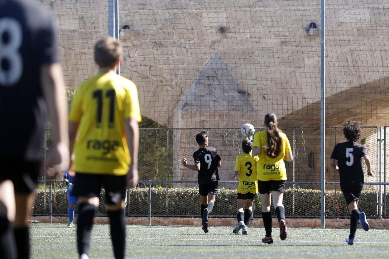 Un partido de fútbol base en el viejo cauce. irene marsilla