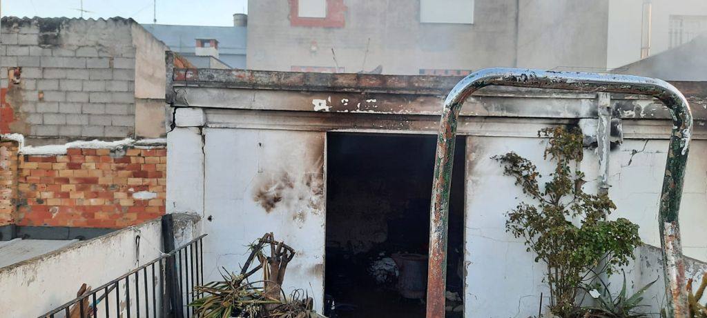Dos policías intoxicados y 15 desalojados. El fuego por una estufa de leña obliga a evacuar cinco viviendas de la localidad ante llamas de siete metros que se propagaban por las terrazas