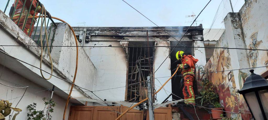 Dos policías intoxicados y 15 desalojados. El fuego por una estufa de leña obliga a evacuar cinco viviendas de la localidad ante llamas de siete metros que se propagaban por las terrazas