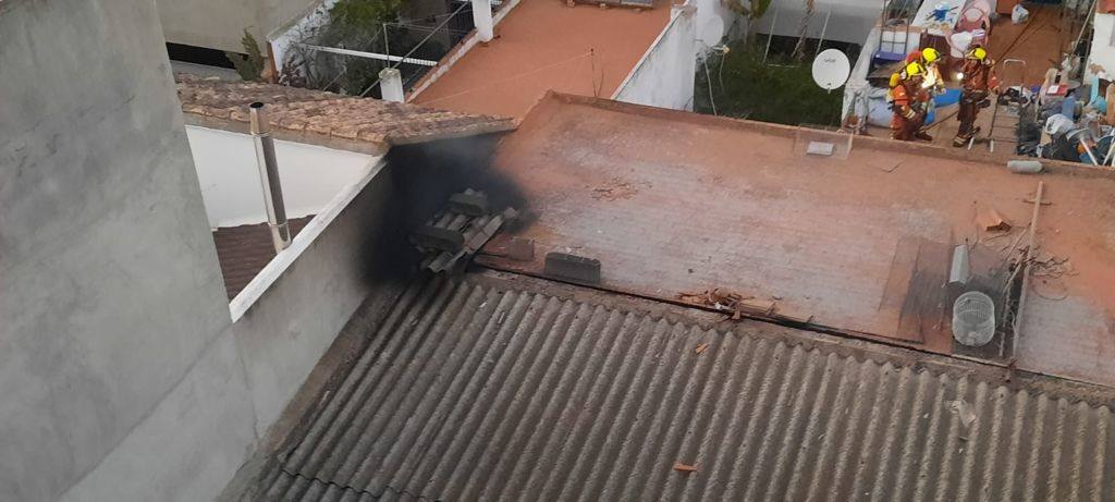 Dos policías intoxicados y 15 desalojados. El fuego por una estufa de leña obliga a evacuar cinco viviendas de la localidad ante llamas de siete metros que se propagaban por las terrazas