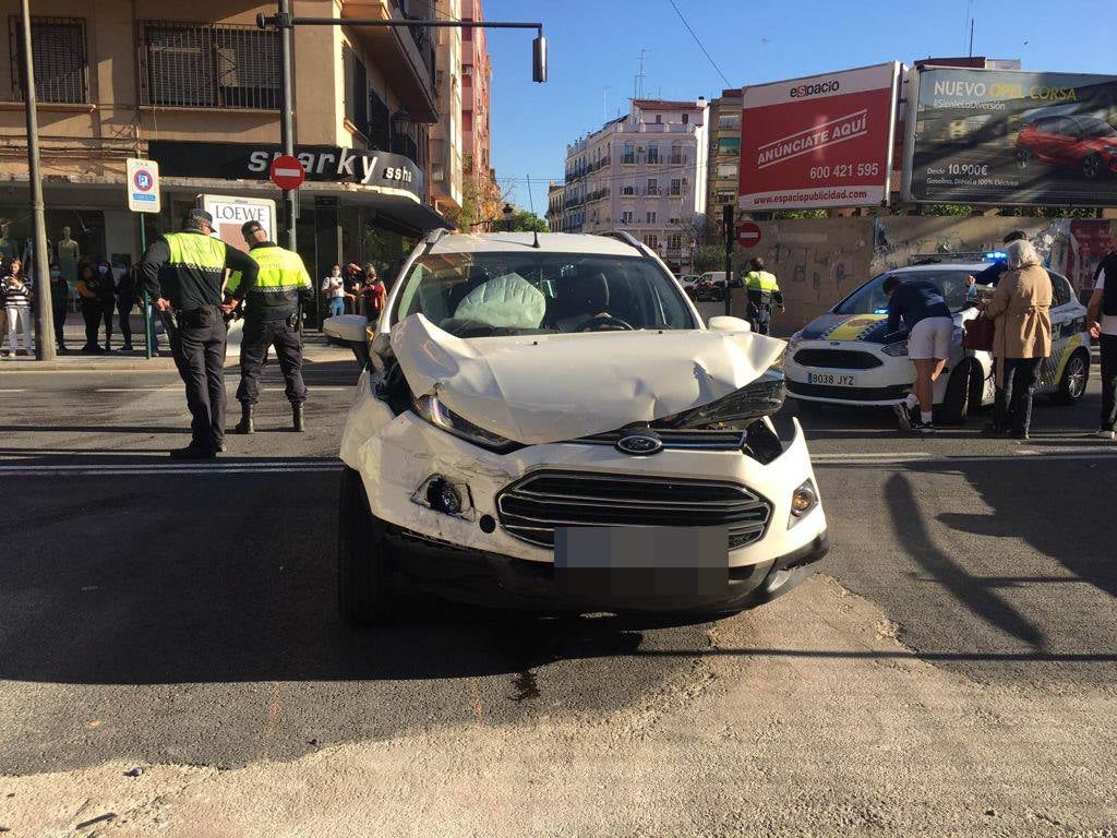 Fotos: Una furgoneta vuelca tras un choque en Valencia