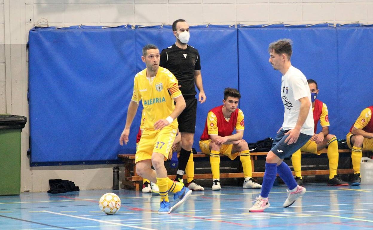 El jugador del Mar Dénia, Curro, ante un defensor del Salou. 