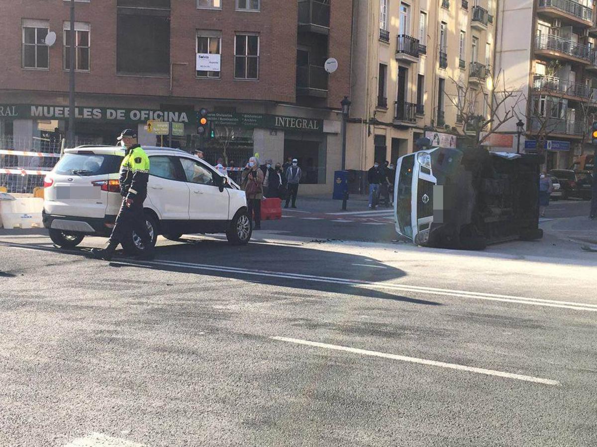 Fotos: Una furgoneta vuelca tras un choque en Valencia