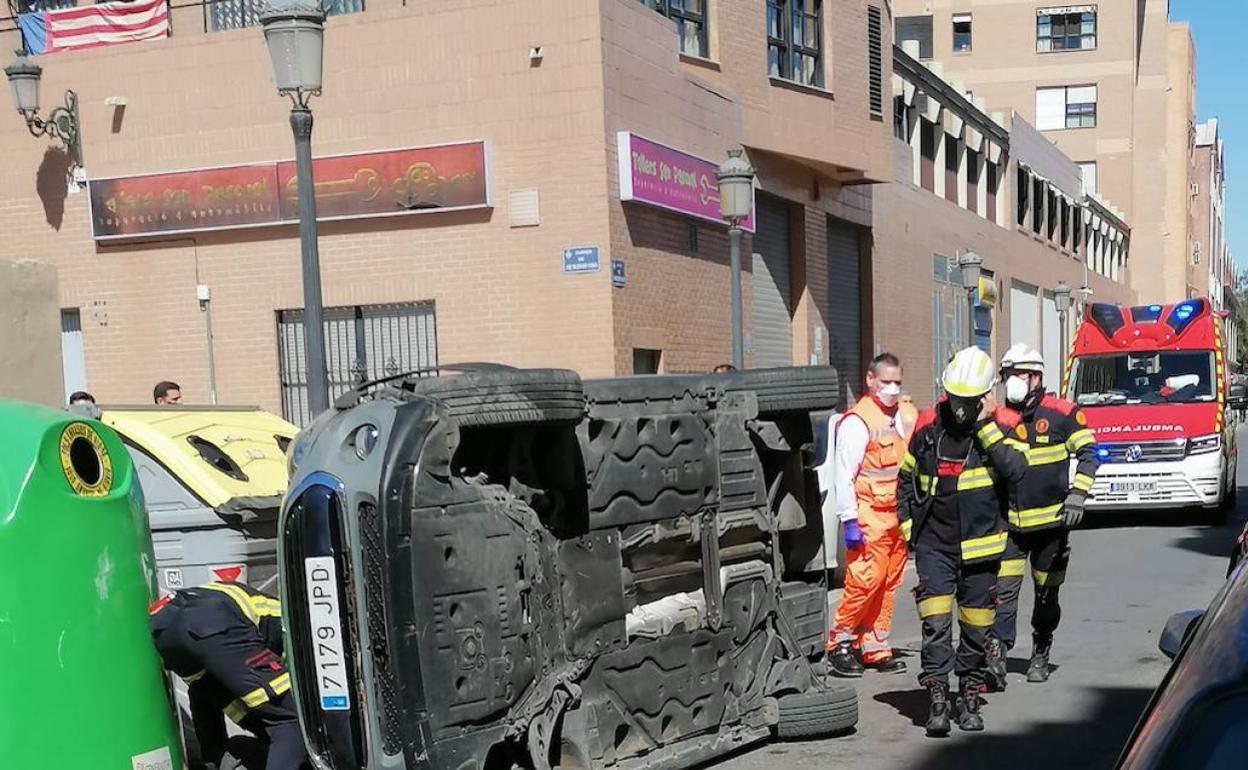 Bomberos y personal del SAMU en el lugar del siniestro. 