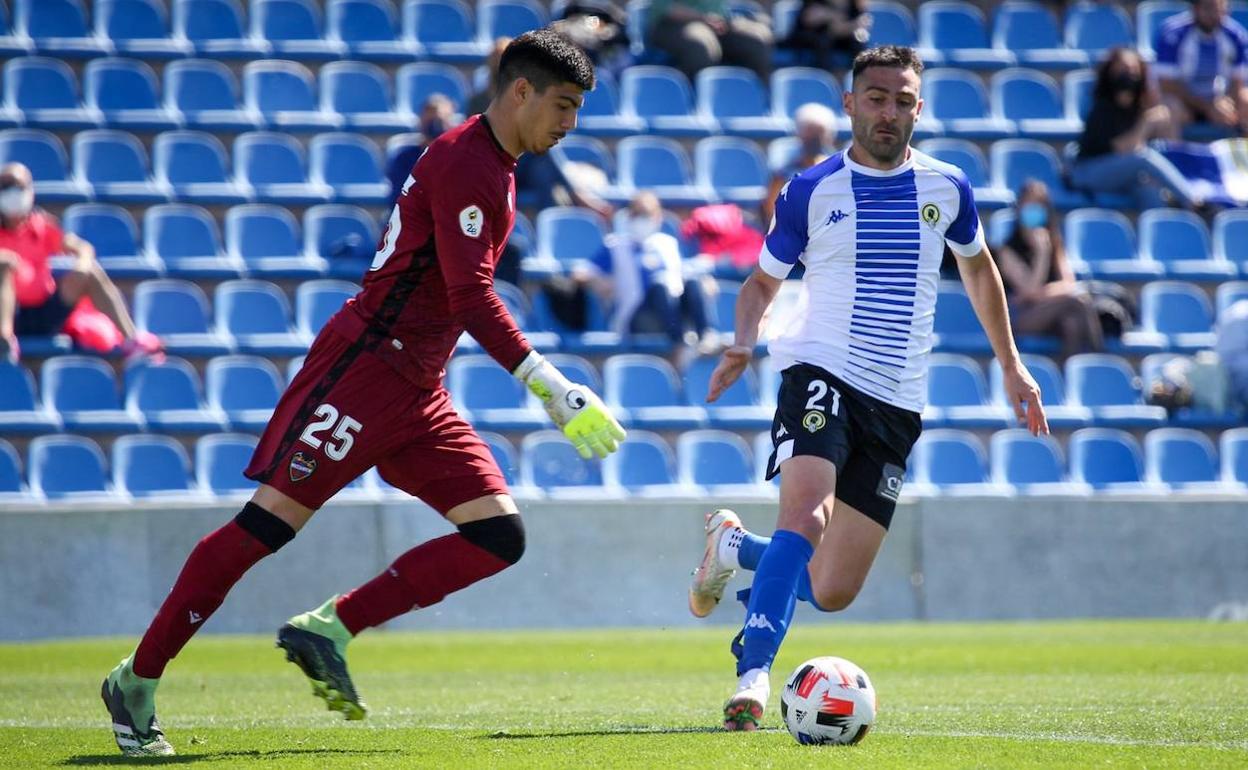Benja presiona al portero del Atlético Levante ante la mirada de los pocos aficionados presentes. 