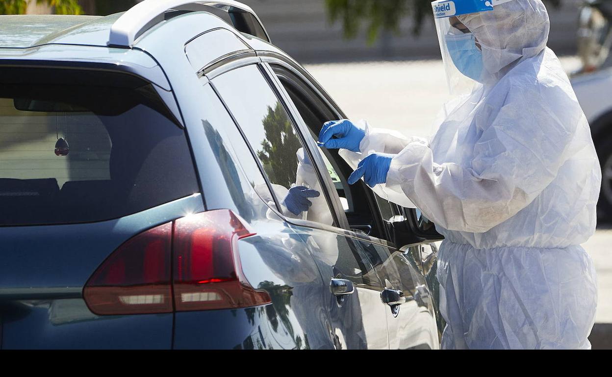 Una sanitaria realiza una PCR en Valencia