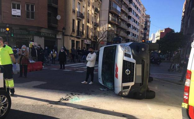 Una furgoneta vuelca tras un choque en Valencia