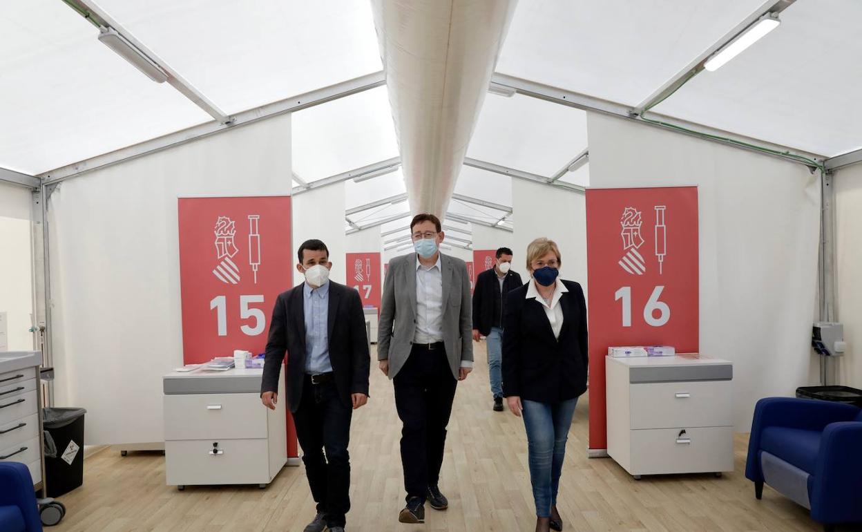 Marzá, Puig y Barceló, en la visita al hospital de campaña de La Fe.