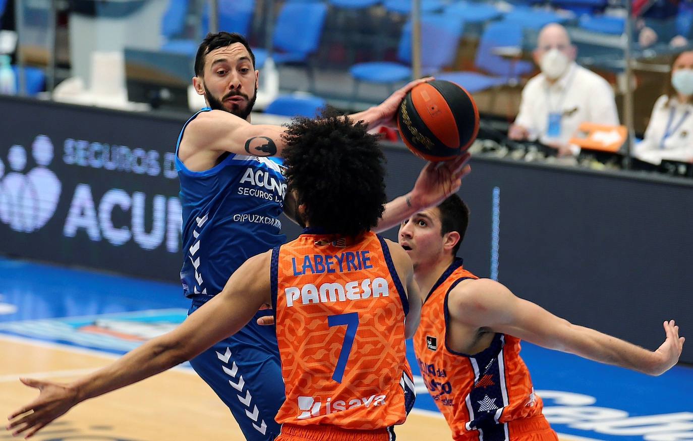 Fotos: Las mejores imágenes del Delteco GBC - Valencia Basket