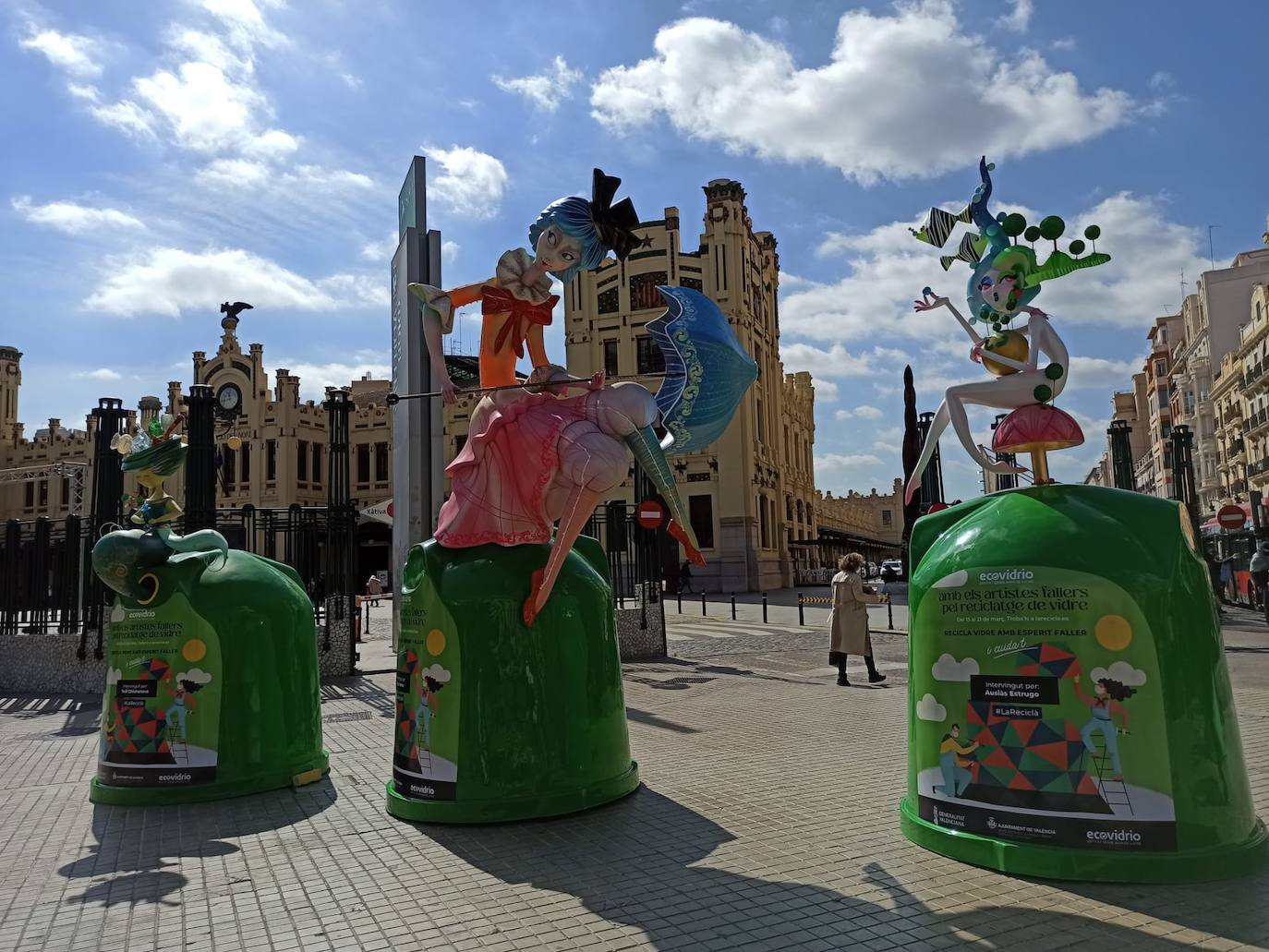 Los artistas falleros Paco Torres, Tedi Chichanova, Víctor Hugo, Juanjo Salom, Ausiàs Estrugo y Reyes Pe han plantado un monumento encima de seis contenedores de vidrio localizados en lugares emblemáticos de la ciudad hasta el próximo día 21.