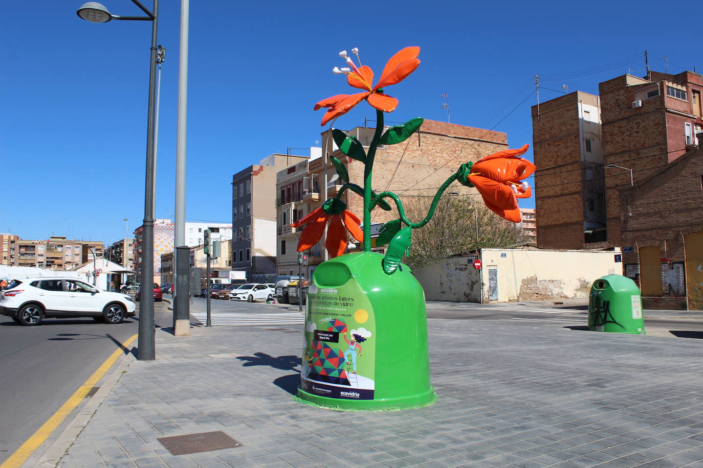 Los artistas falleros Paco Torres, Tedi Chichanova, Víctor Hugo, Juanjo Salom, Ausiàs Estrugo y Reyes Pe han plantado un monumento encima de seis contenedores de vidrio localizados en lugares emblemáticos de la ciudad hasta el próximo día 21.